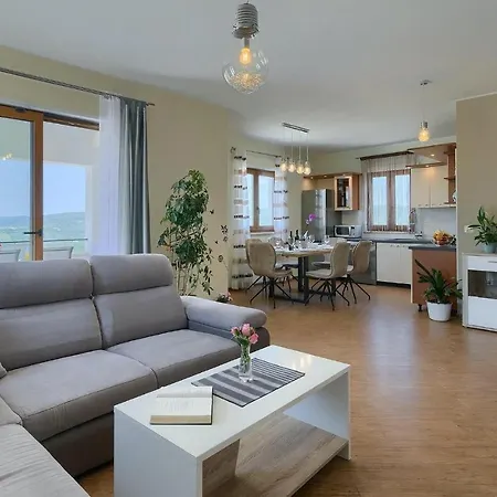 Cozy In With House A Panoramic View *